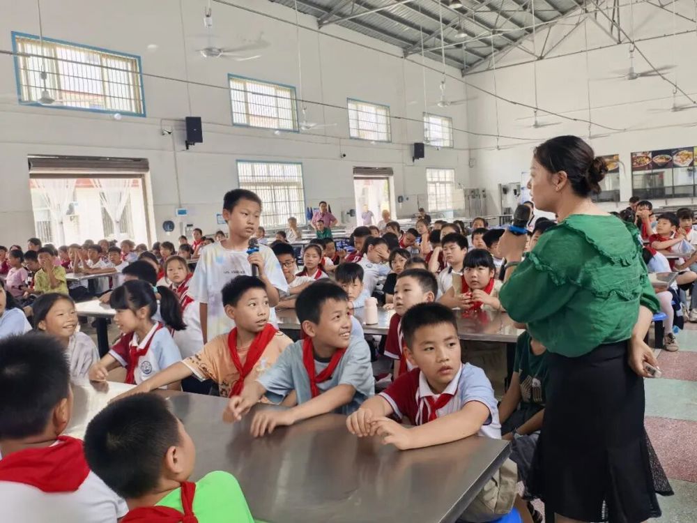 刘珍博士在昌颐小学学为学生授课