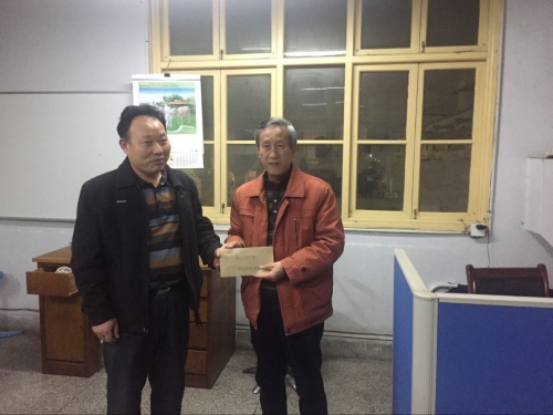 慰问学会工作者黄忠发.jpg