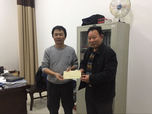 慰问学会工作者彭保发.jpg