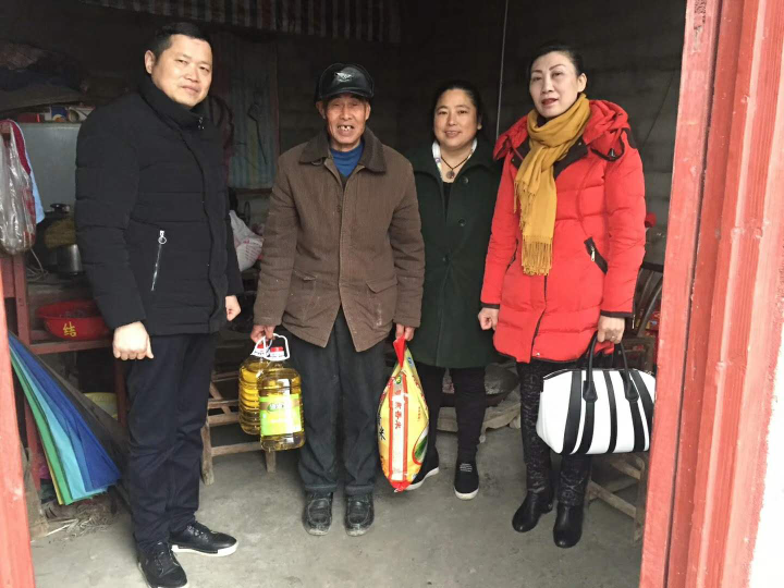 杨建新等同志到贫困户家里.png
